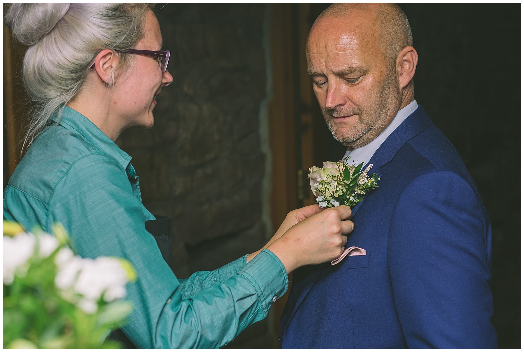 beeston manor wedding coordinator helps with grooms button hole